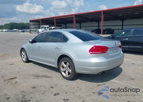 2013 Volkswagen Passat 2.5L Se z USA, uszkodzony, nr VIN 1VWBP7A33DC120074